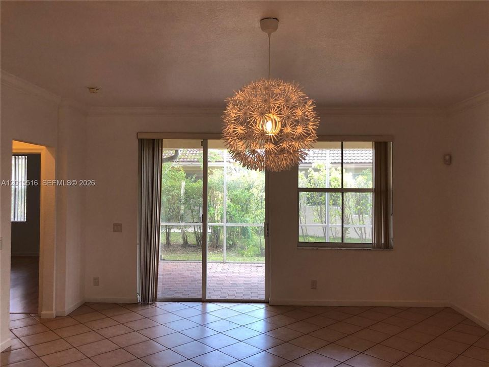 Activo con contrato: $4,250 (4 camas, 3 baños, 2138 Pies cuadrados)