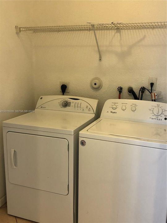Activo con contrato: $4,250 (4 camas, 3 baños, 2138 Pies cuadrados)