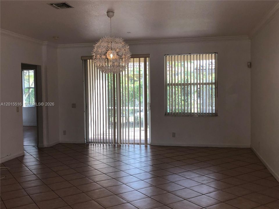 Activo con contrato: $4,250 (4 camas, 3 baños, 2138 Pies cuadrados)