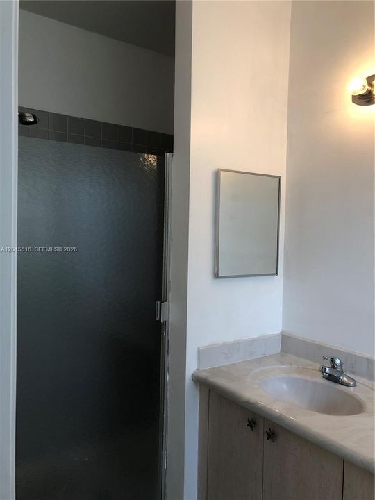 Activo con contrato: $4,250 (4 camas, 3 baños, 2138 Pies cuadrados)