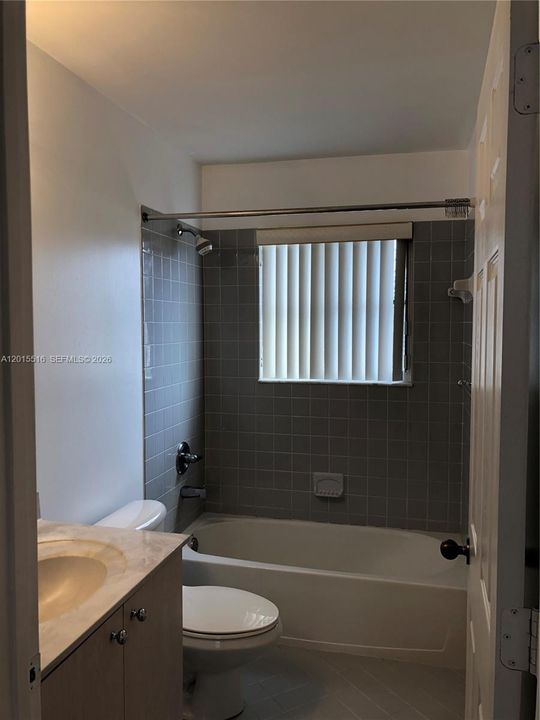 Activo con contrato: $4,250 (4 camas, 3 baños, 2138 Pies cuadrados)