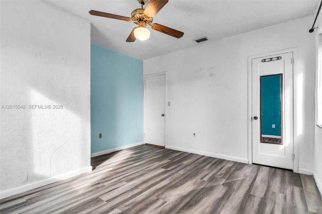 For Sale: $715,000 (5 beds, 3 baths, 1911 Square Feet)