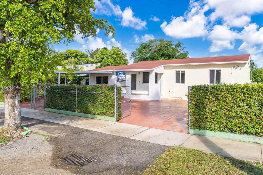 For Sale: $715,000 (5 beds, 3 baths, 1911 Square Feet)