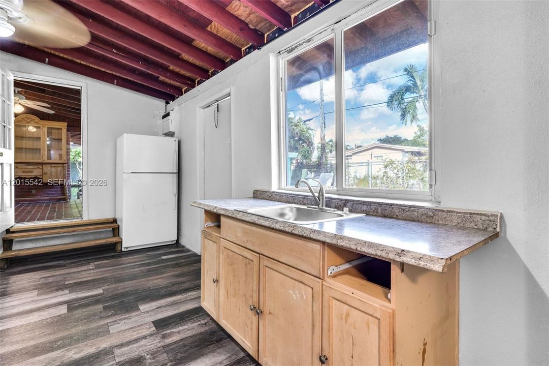 For Sale: $715,000 (5 beds, 3 baths, 1911 Square Feet)