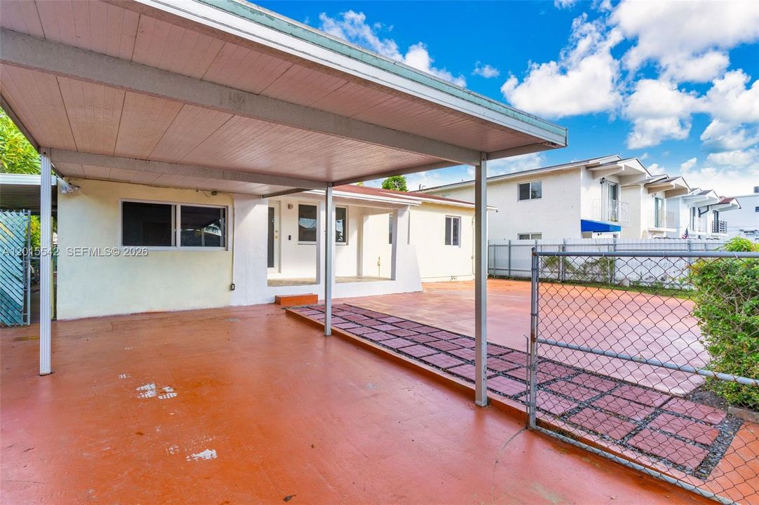 For Sale: $715,000 (5 beds, 3 baths, 1911 Square Feet)