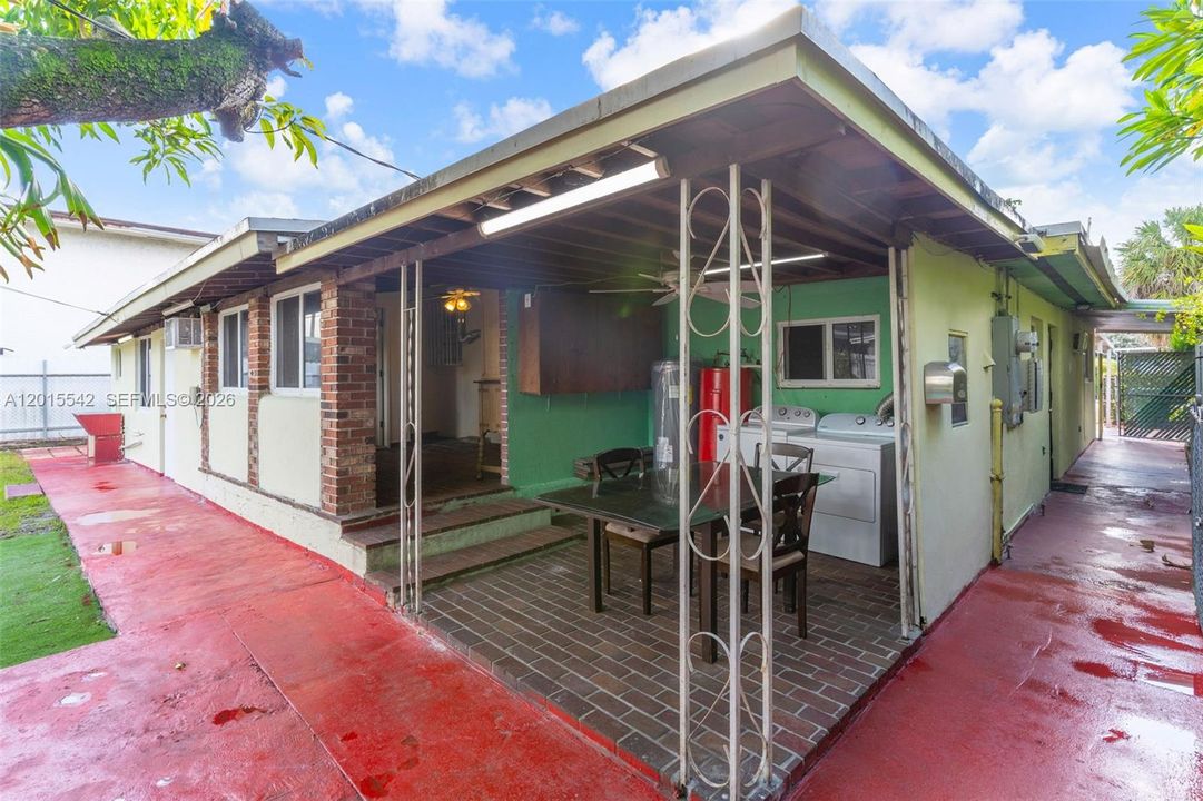 For Sale: $715,000 (5 beds, 3 baths, 1911 Square Feet)