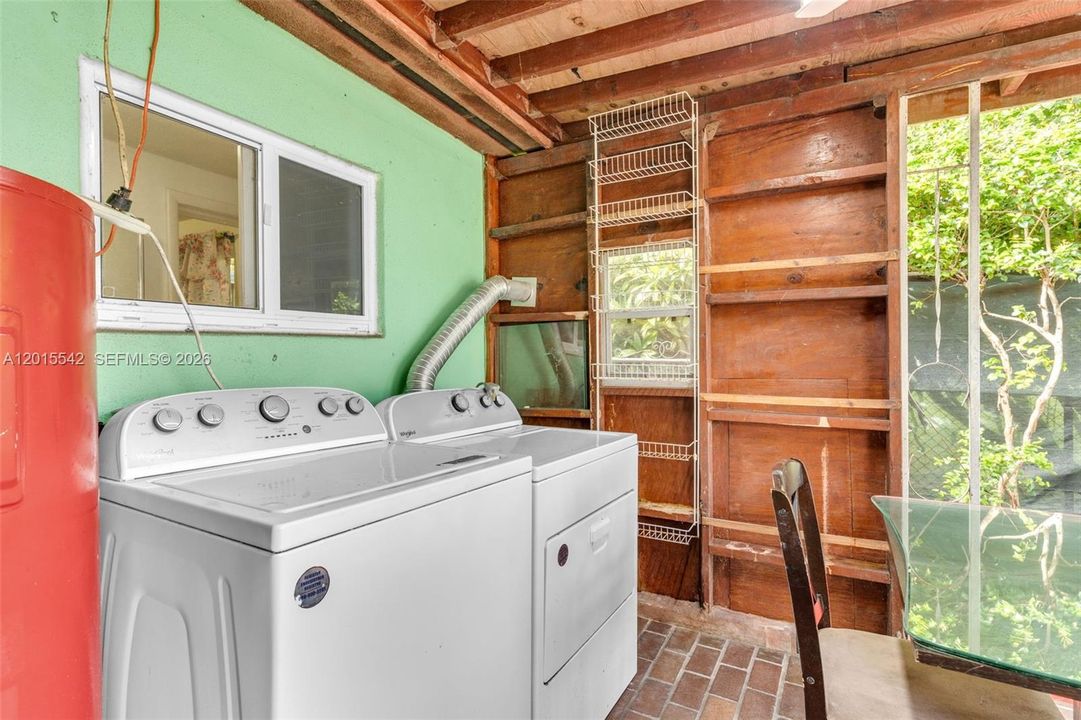 For Sale: $715,000 (5 beds, 3 baths, 1911 Square Feet)
