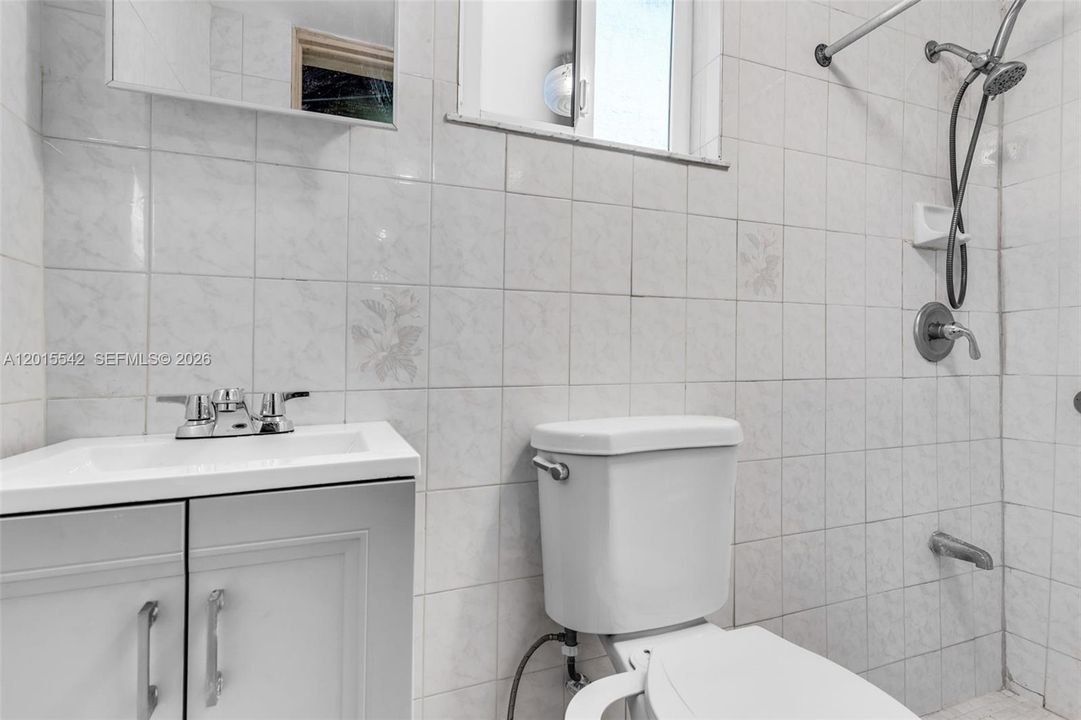 For Sale: $715,000 (5 beds, 3 baths, 1911 Square Feet)