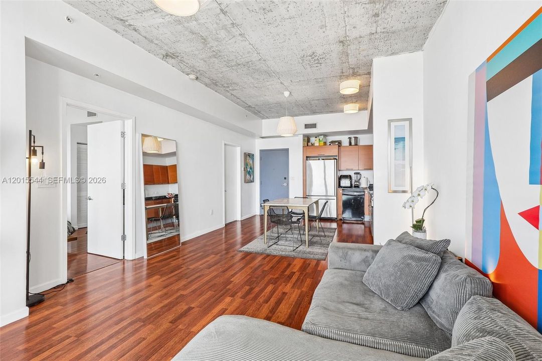 For Sale: $445,000 (1 beds, 1 baths, 735 Square Feet)