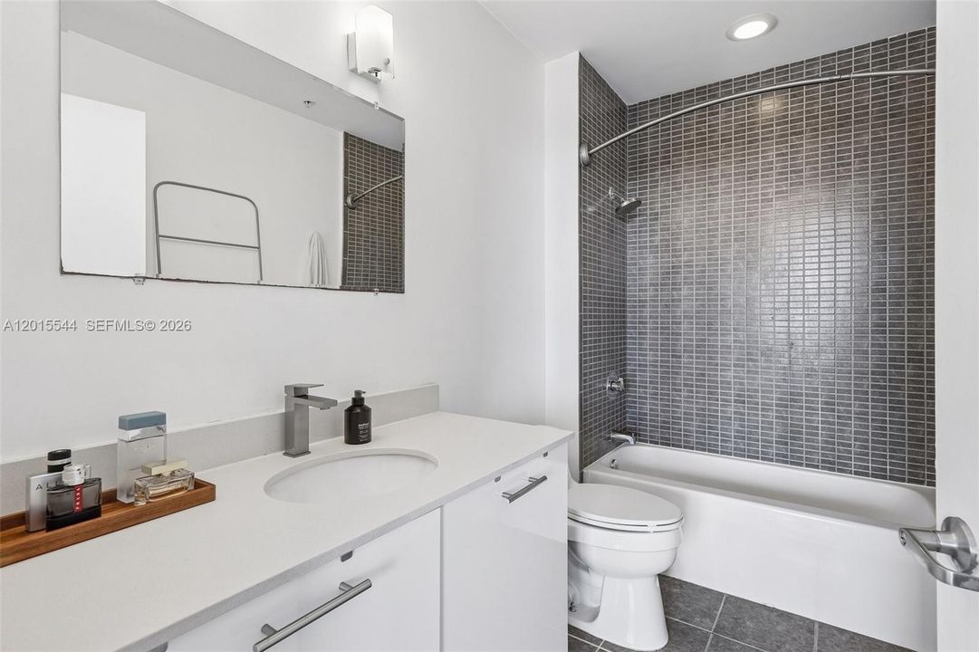 For Sale: $445,000 (1 beds, 1 baths, 735 Square Feet)