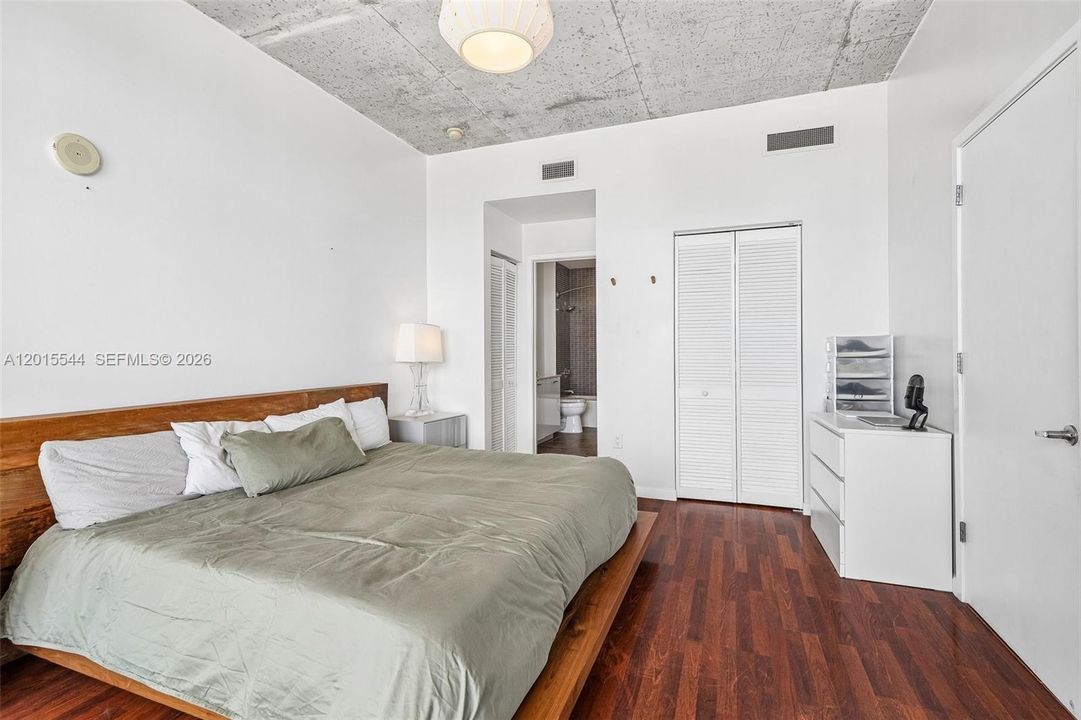 For Sale: $445,000 (1 beds, 1 baths, 735 Square Feet)