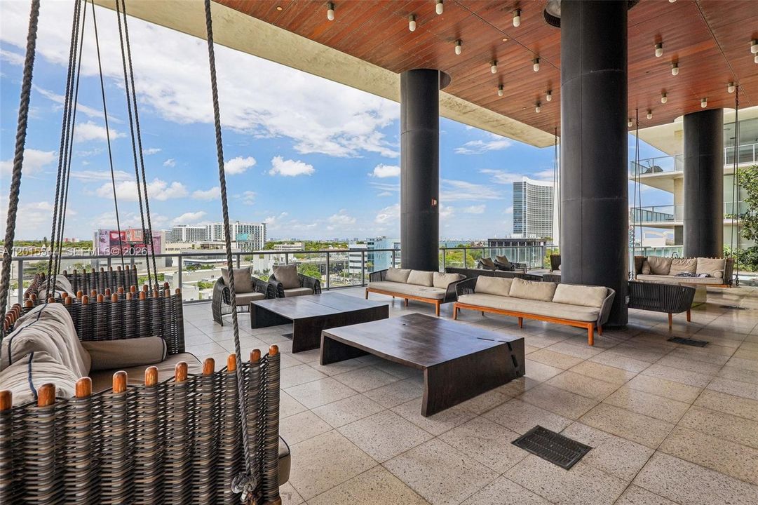 For Sale: $445,000 (1 beds, 1 baths, 735 Square Feet)