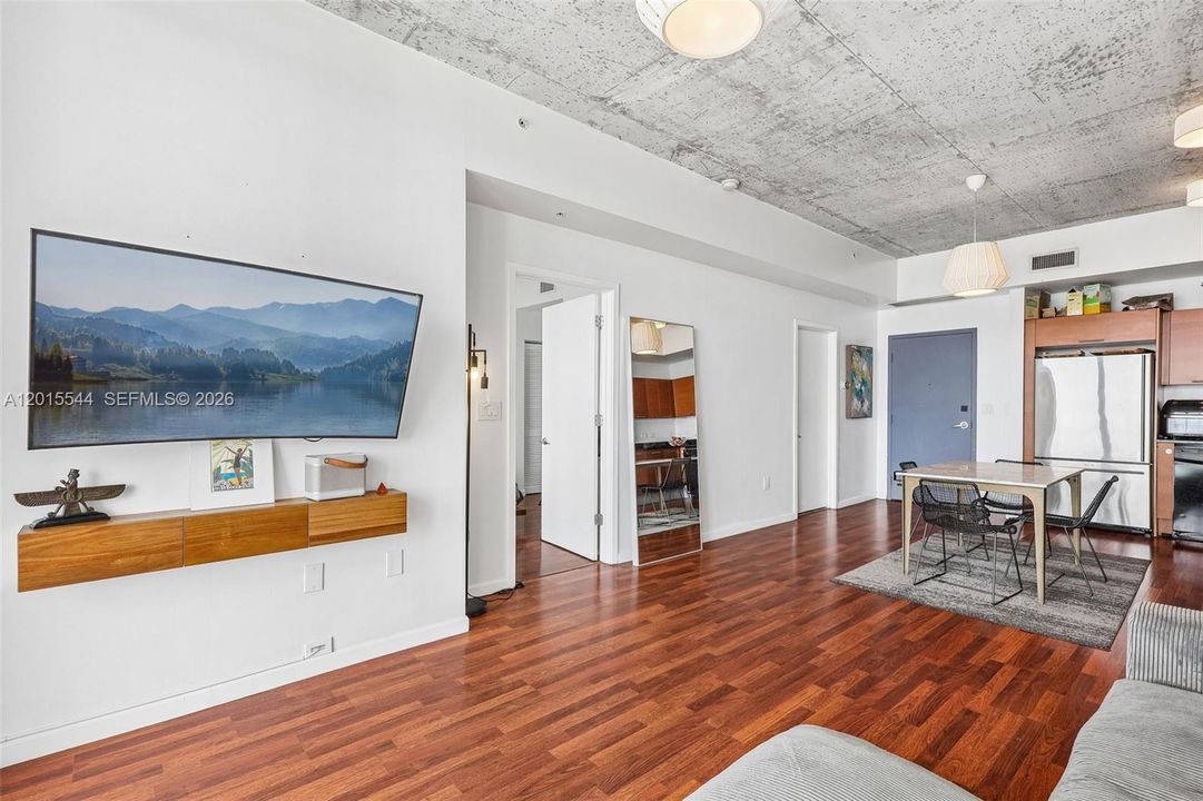 For Sale: $445,000 (1 beds, 1 baths, 735 Square Feet)