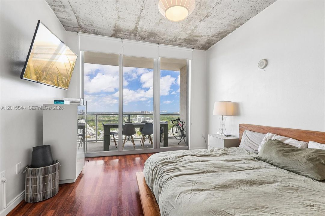 For Sale: $445,000 (1 beds, 1 baths, 735 Square Feet)