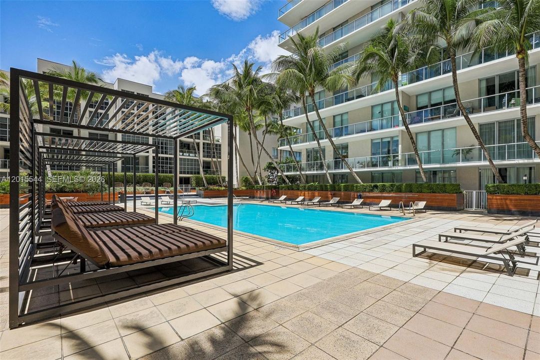 For Sale: $445,000 (1 beds, 1 baths, 735 Square Feet)