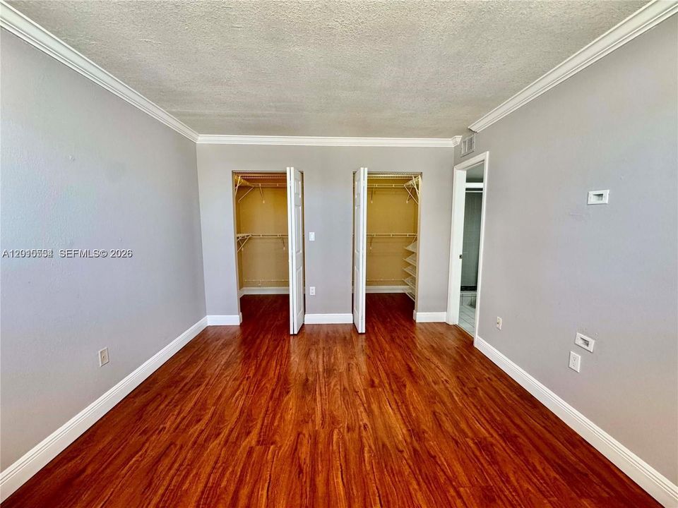 Activo con contrato: $2,400 (2 camas, 2 baños, 982 Pies cuadrados)