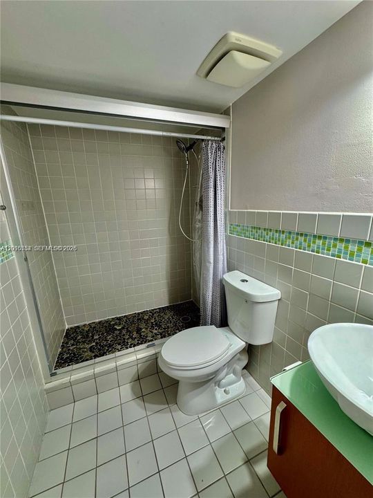 Activo con contrato: $2,400 (2 camas, 2 baños, 982 Pies cuadrados)