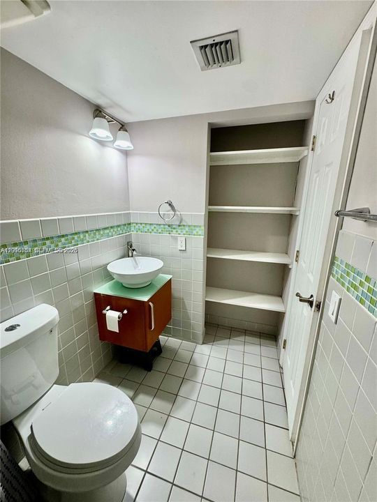 Activo con contrato: $2,400 (2 camas, 2 baños, 982 Pies cuadrados)