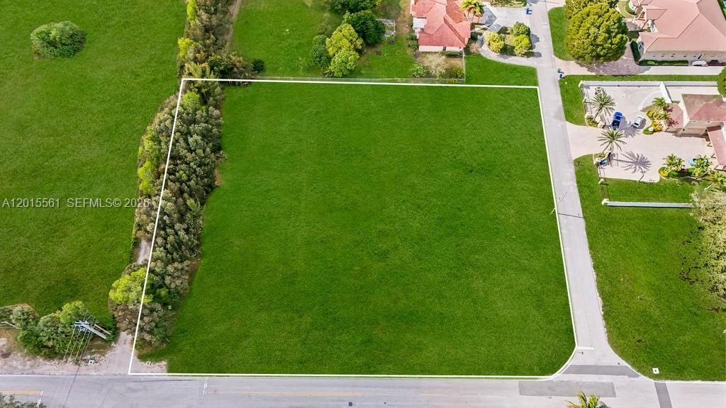 待售: $949,900 (0.90 acres)