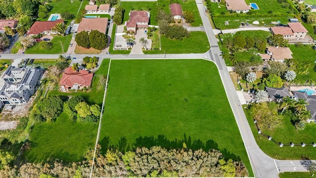 待售: $949,900 (0.90 acres)