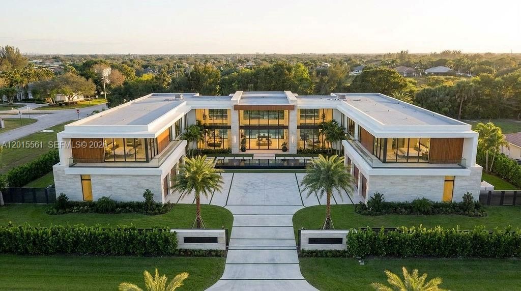 待售: $949,900 (0.90 acres)