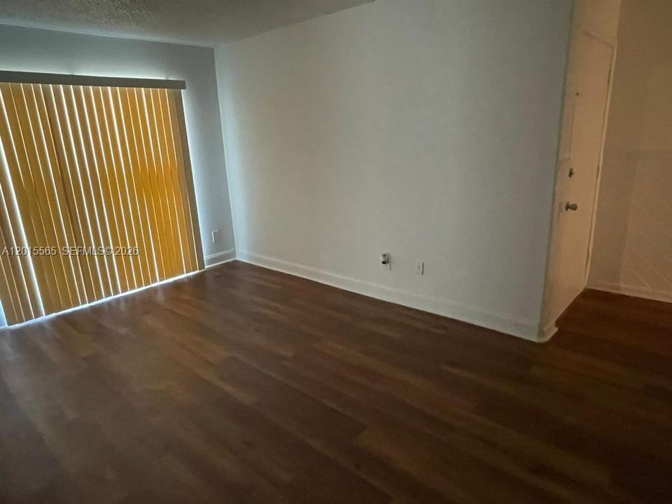 Active With Contract: $2,300 (3 beds, 2 baths, 1003 Square Feet)
