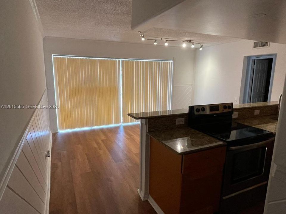 Active With Contract: $2,300 (3 beds, 2 baths, 1003 Square Feet)