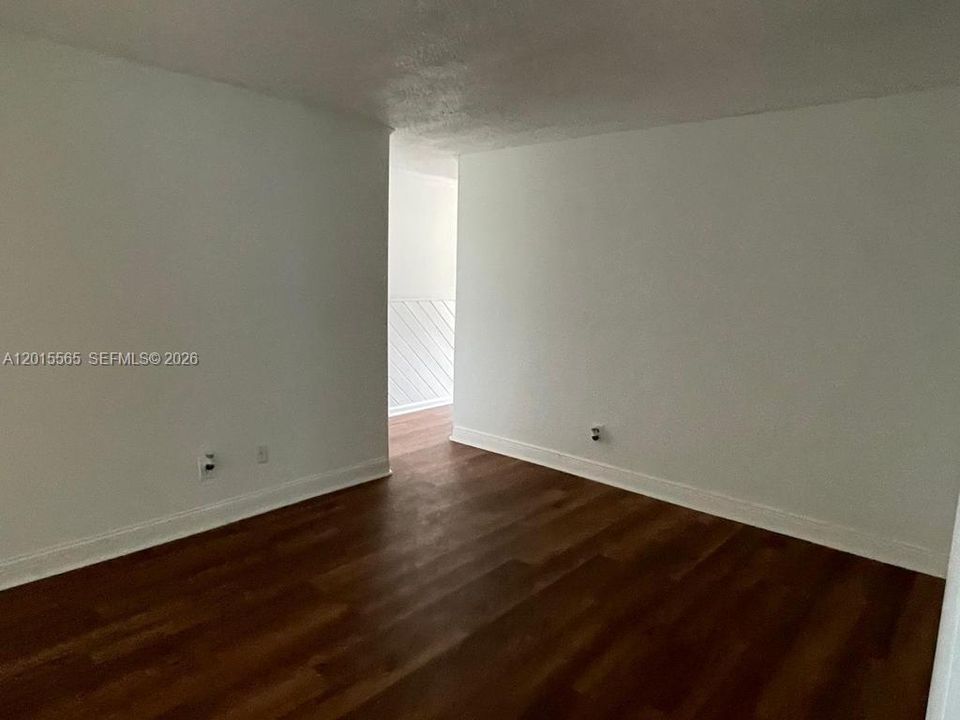 Active With Contract: $2,300 (3 beds, 2 baths, 1003 Square Feet)