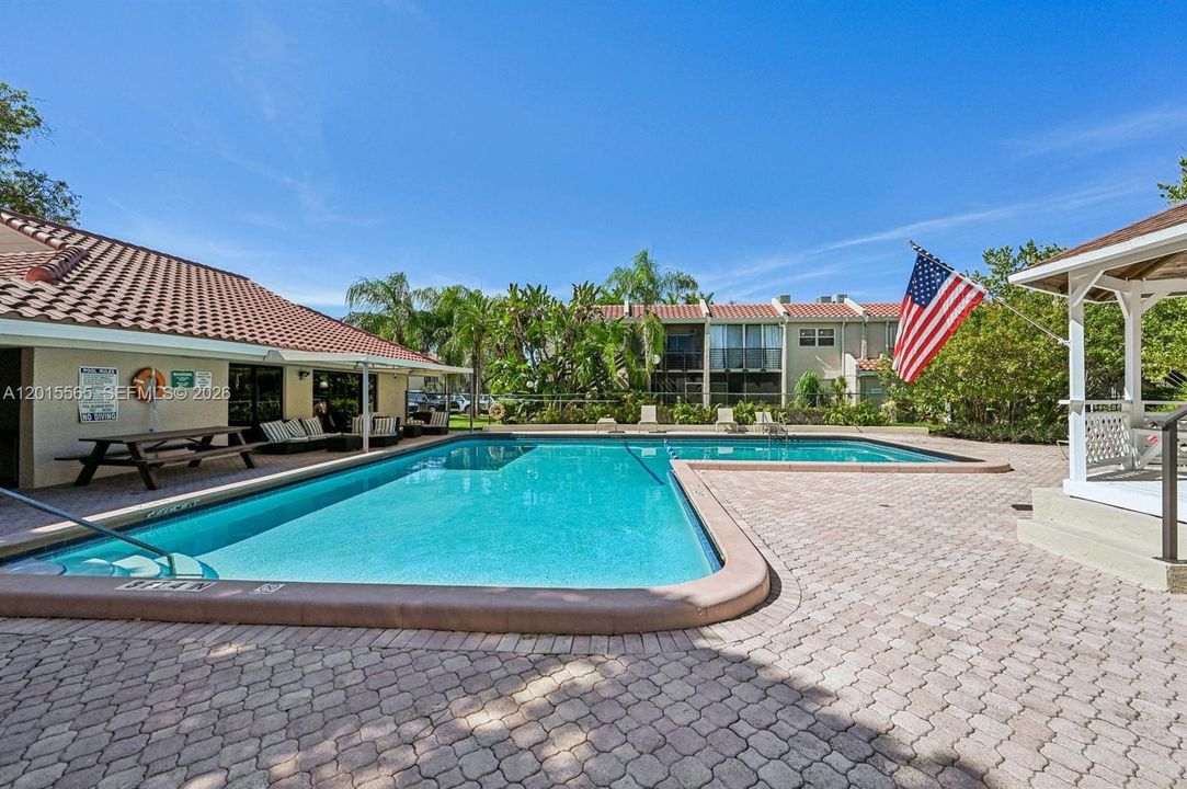 Active With Contract: $2,300 (3 beds, 2 baths, 1003 Square Feet)