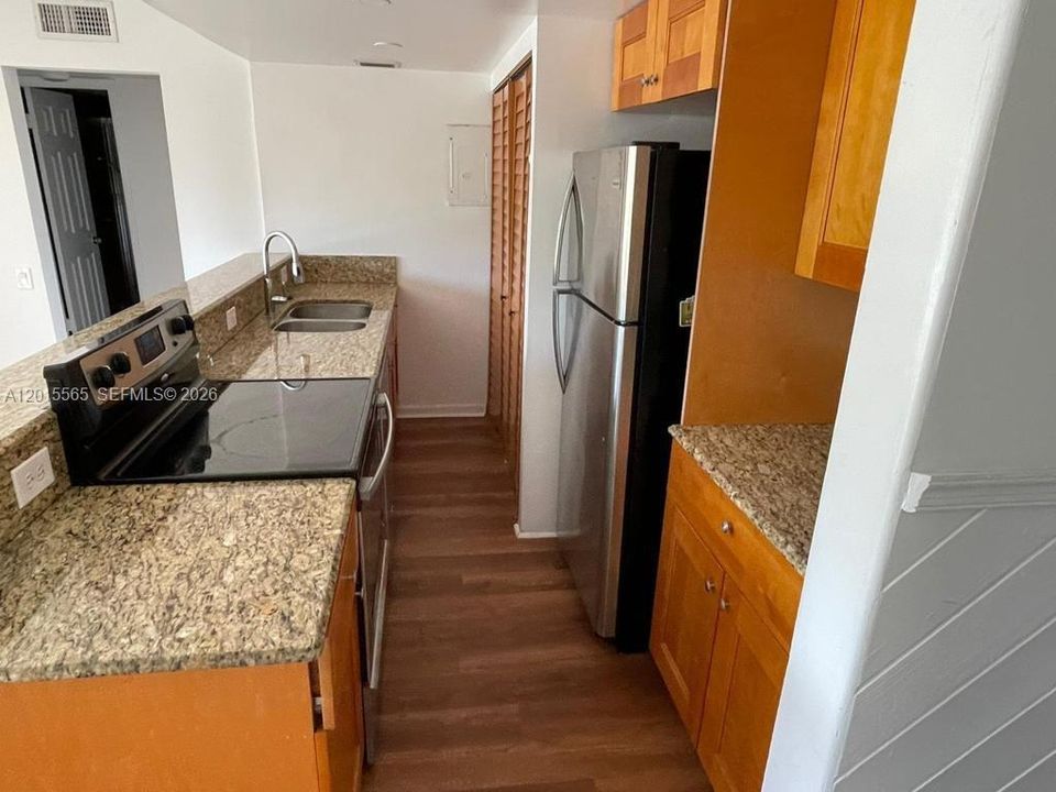 Active With Contract: $2,300 (3 beds, 2 baths, 1003 Square Feet)