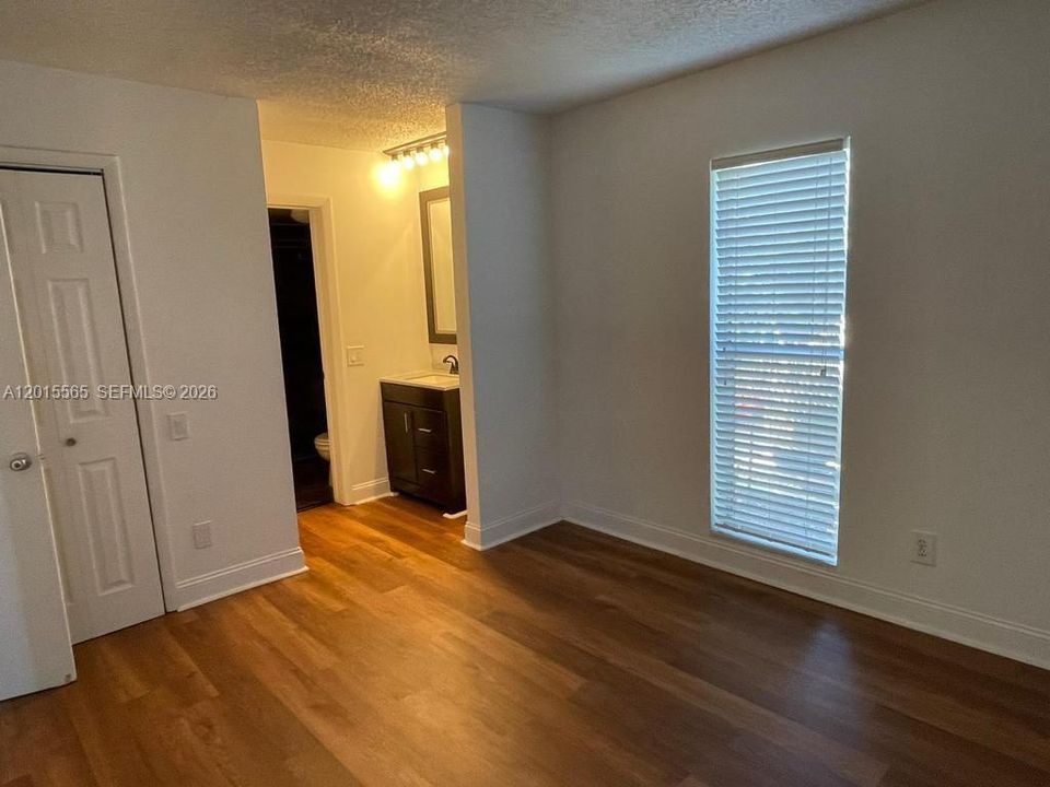 Active With Contract: $2,300 (3 beds, 2 baths, 1003 Square Feet)