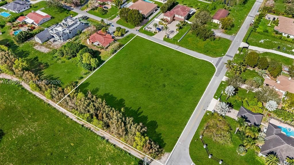 待售: $949,900 (0.96 acres)