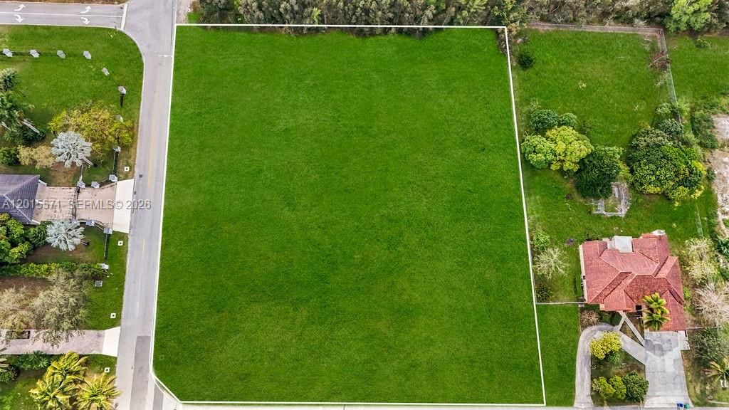 待售: $949,900 (0.96 acres)