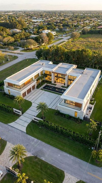 待售: $949,900 (0.96 acres)