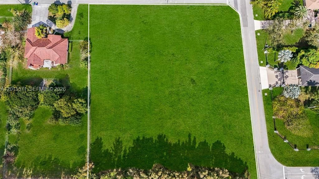 待售: $949,900 (0.96 acres)