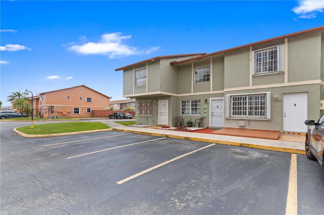 Activo con contrato: $299,000 (2 camas, 2 baños, 871 Pies cuadrados)