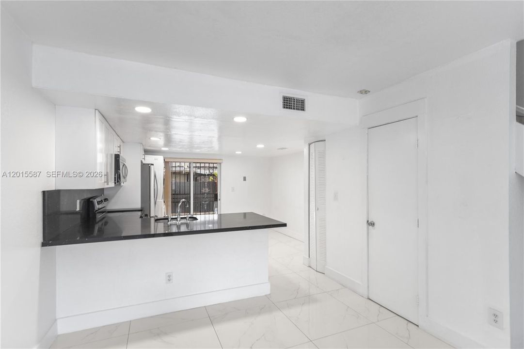 Activo con contrato: $299,000 (2 camas, 2 baños, 871 Pies cuadrados)