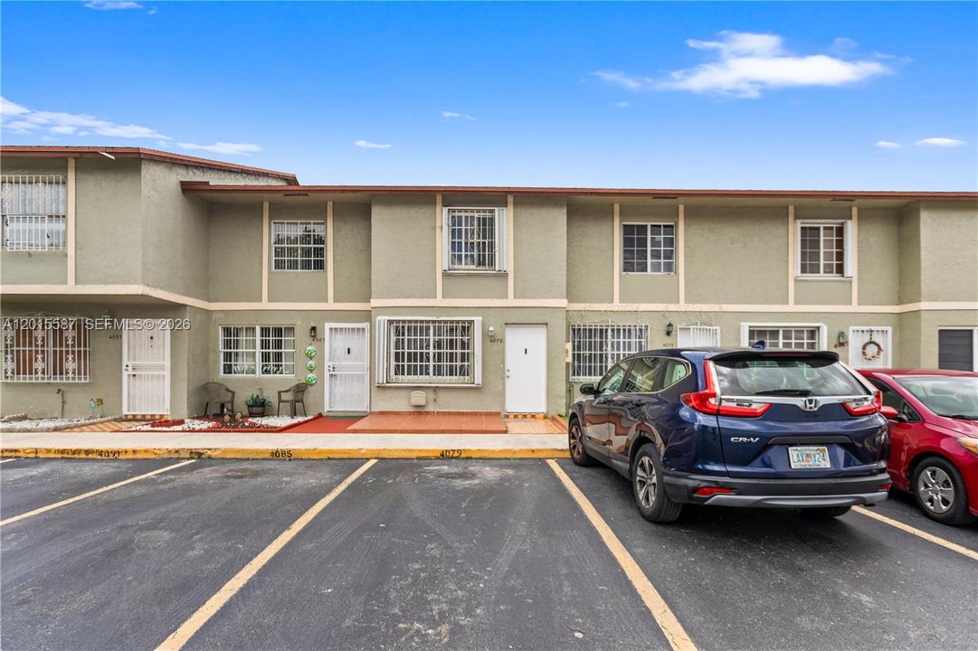 Activo con contrato: $299,000 (2 camas, 2 baños, 871 Pies cuadrados)