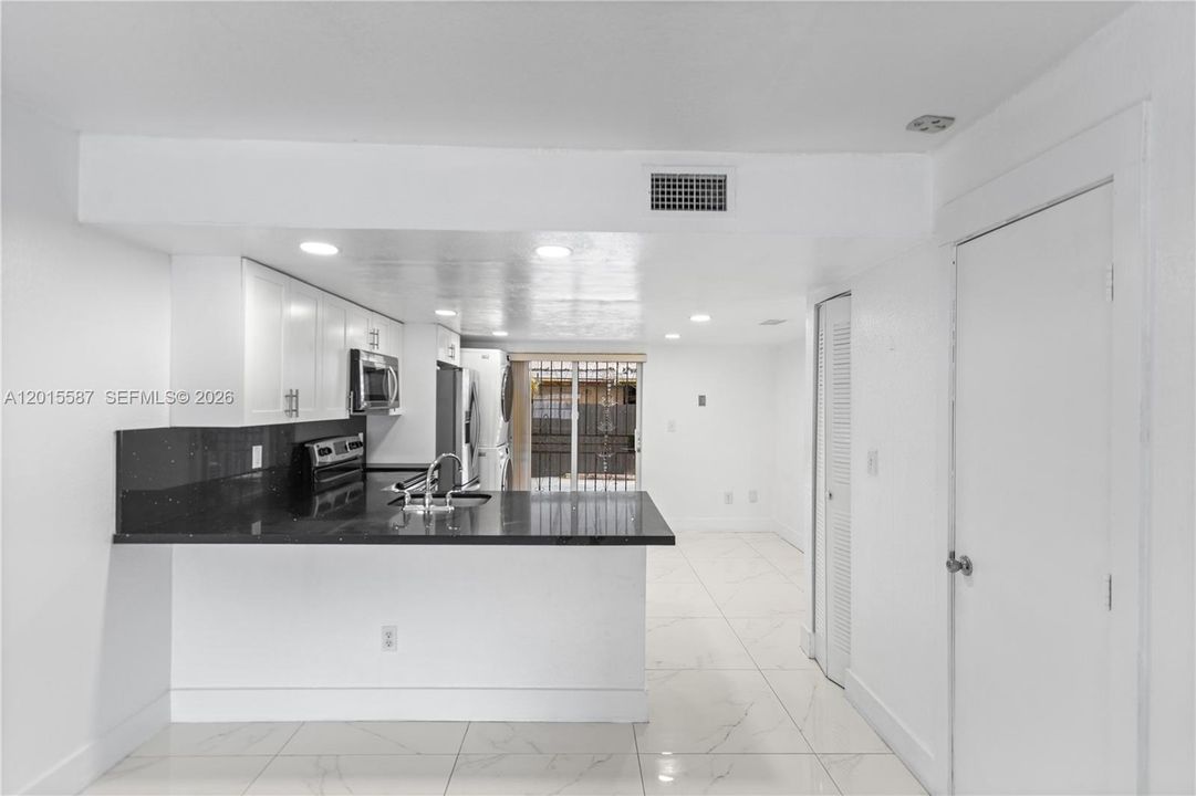 Activo con contrato: $299,000 (2 camas, 2 baños, 871 Pies cuadrados)