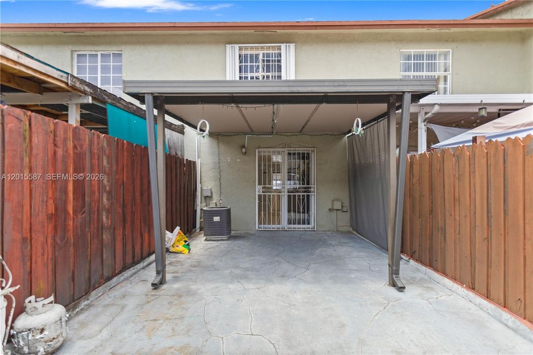 Activo con contrato: $299,000 (2 camas, 2 baños, 871 Pies cuadrados)