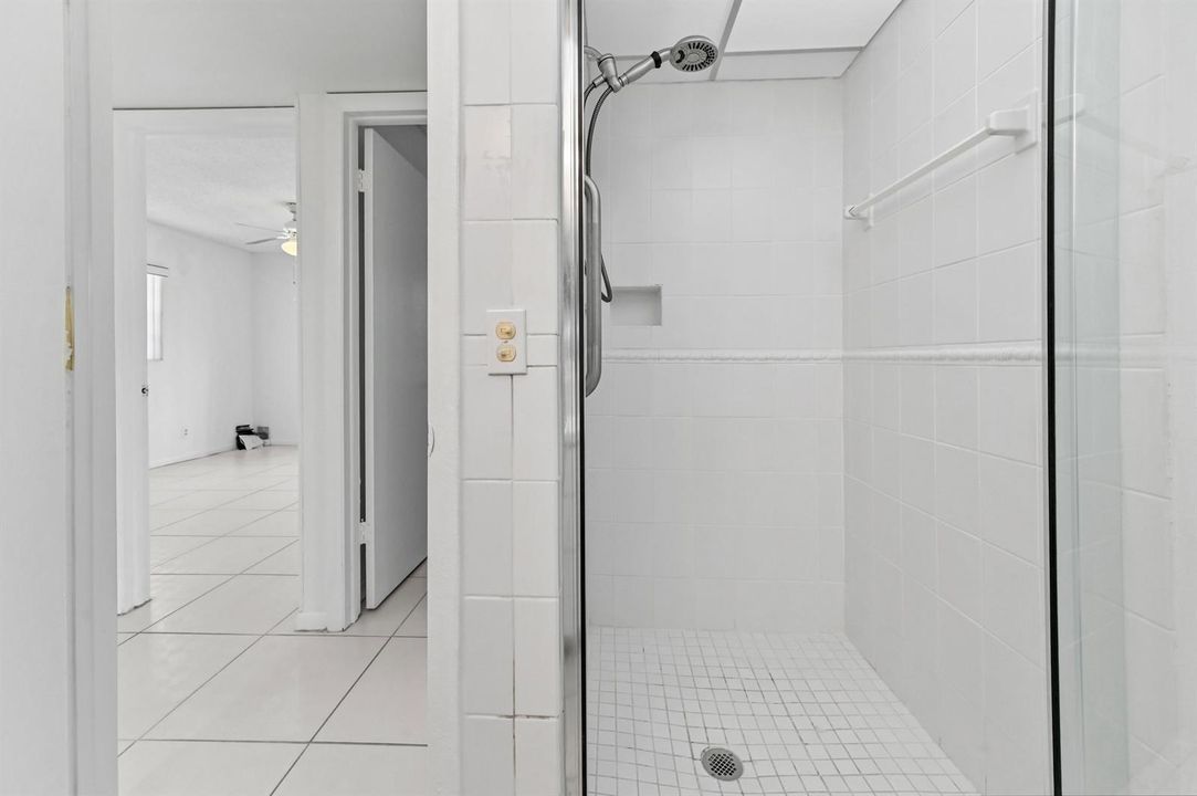 13 Bathroom 02