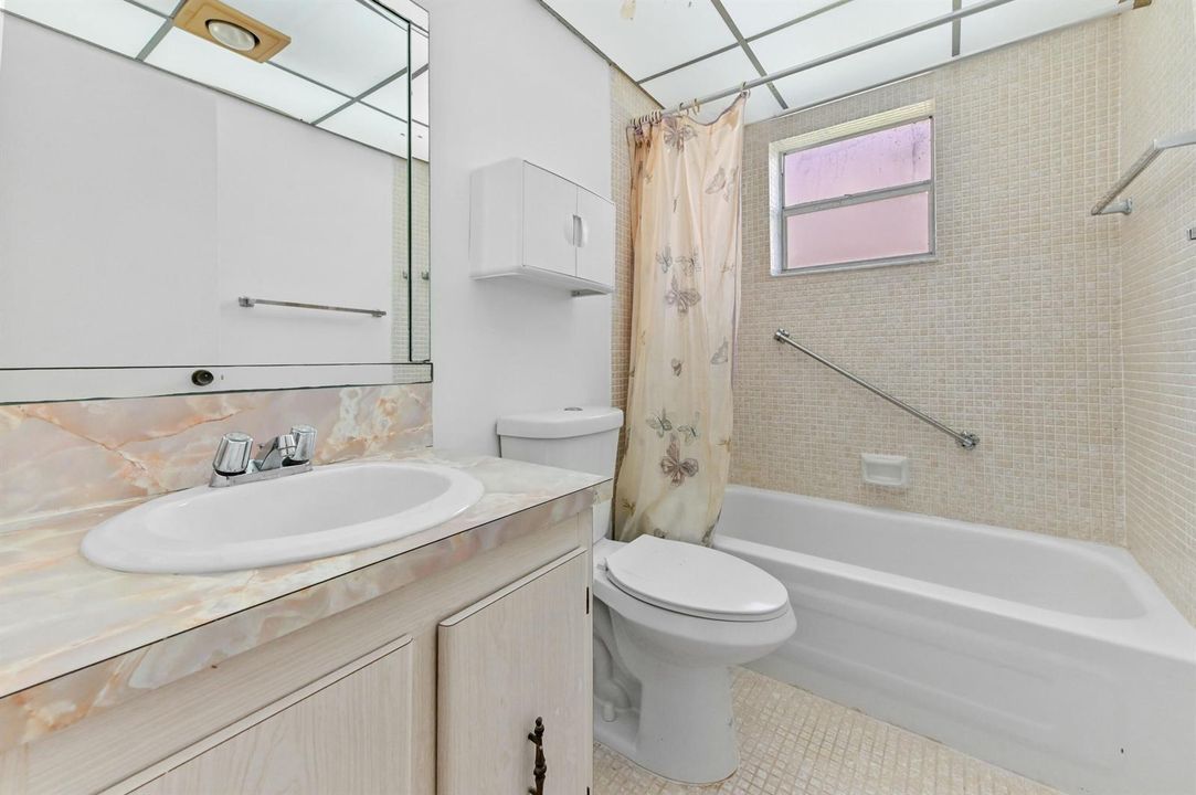 14 Bathroom 03