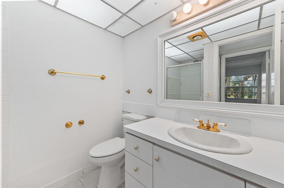 12 Bathroom 01