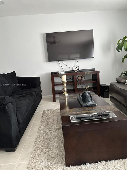 For Rent: $2,300 (2 beds, 2 baths, 1186 Square Feet)