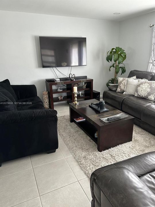 For Rent: $2,300 (2 beds, 2 baths, 1186 Square Feet)