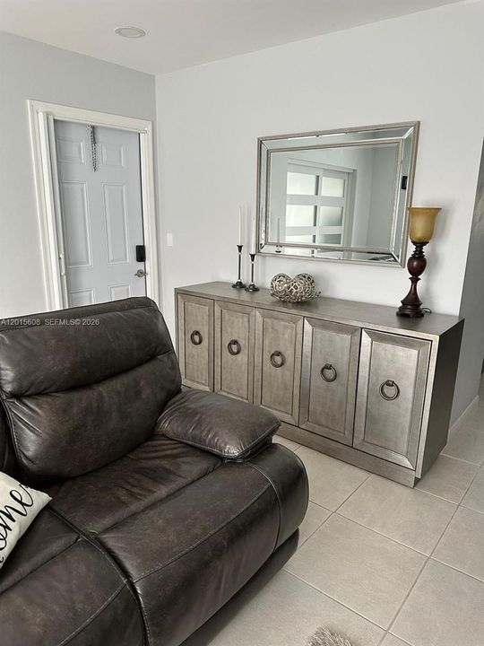 For Rent: $2,300 (2 beds, 2 baths, 1186 Square Feet)