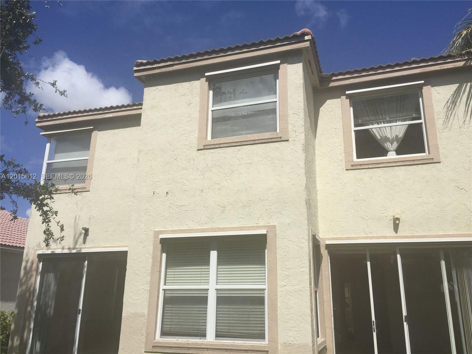 Activo con contrato: $3,500 (4 camas, 2 baños, 2238 Pies cuadrados)