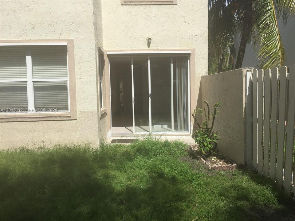Activo con contrato: $3,500 (4 camas, 2 baños, 2238 Pies cuadrados)