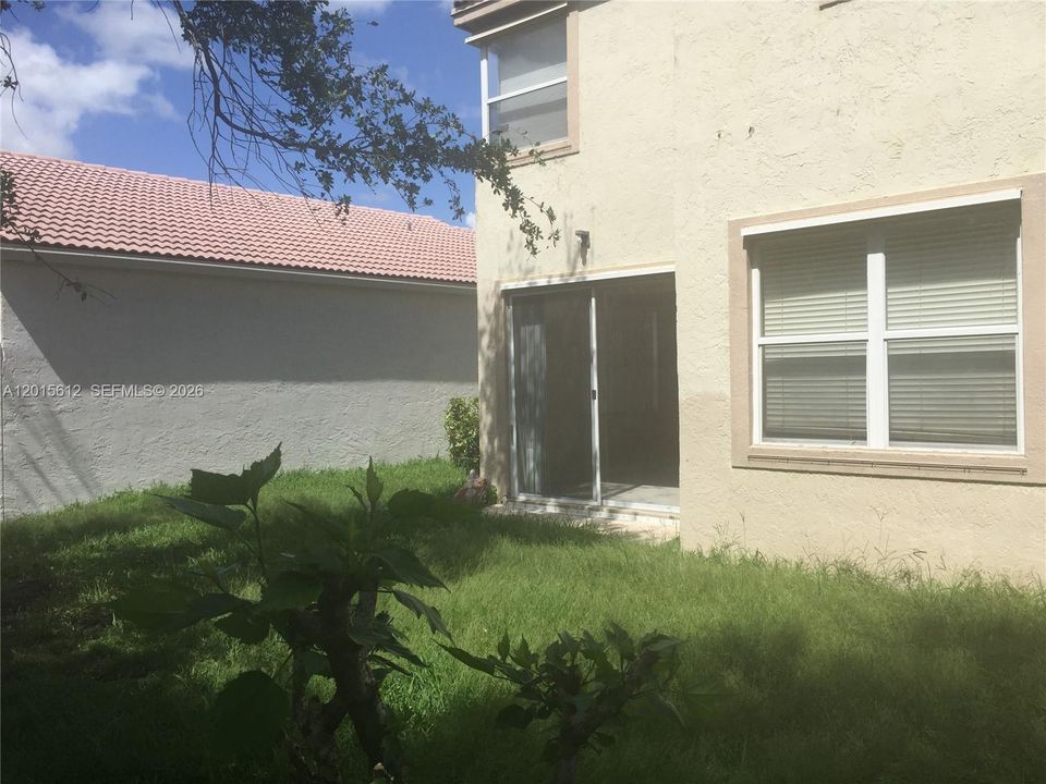 Activo con contrato: $3,500 (4 camas, 2 baños, 2238 Pies cuadrados)