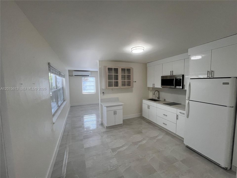 Active With Contract: $2,000 (1 beds, 1 baths, 0 Square Feet)